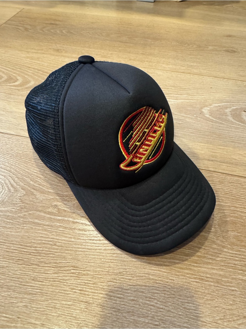 Vancouver Canucks Mitchell & Ness Black Mesh Trucker Hat - Boys sizing